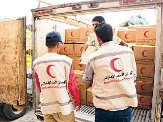 «الهلال» تغيث نازحي لحج وتعز وأبين في عدن بـ 1500 سلة غذائية