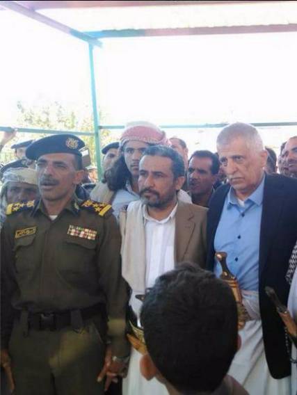 أول ظهور لمحافظ المحويت أحمد علي محسن بجانب رئيس ثورية الحوثيين بعد غياب دام عامين (صورة)