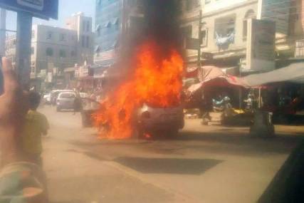 إب: انفجار عبوة ناسفة بسيارة في جبلة (صورتين)