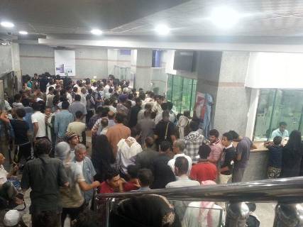 قيود على تحويلات المواطنين لتعز وعدن وشركات التحويل تعاني تكدسا كبيراً من المواطنين وانعدام السيولة ( صورة)