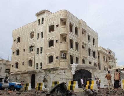 سيارة مفخخة تستهدف مبنى وزارة الخارجية في عدن