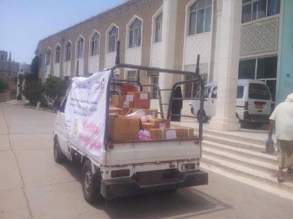 جاليات يمنية تقدم مساعدات دوائية خاصة بحمى الضنك بتعز