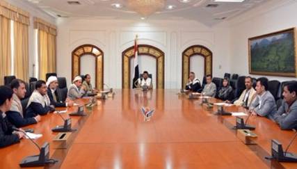 الحوثي يلتقي المحافظين الجدد المعينين بقرارات الثورية العليا بعد تعذر مزاولة عملهم 