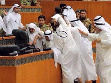 بالفيديو.. نائب كويتي يضرب زميله ب"العقال" لاعتراضه على عاصفة الحزم 