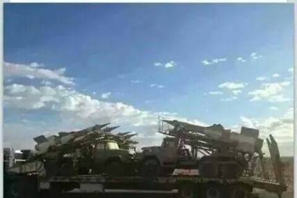 فيما ناطق الجيش ينفي سيطرة أنصار الله على لواء الصواريخ مواطنون ينشرون صور لعملية نهب الصواريخ
