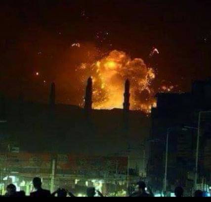بالصور قصف مقر القيادة البحرية ومعسكر الكنب التابع للبحرية جوار جامع الرضا