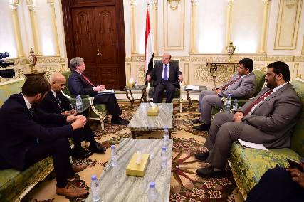 الرئيس هادي يلتقي القائمين بأعمال السفارتين الأمريكية والبريطانية والسفير الفرنسي لدى اليمن