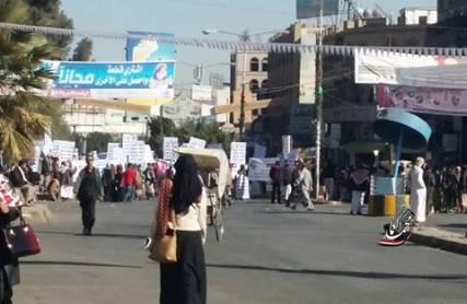 شاهد فيديو .. تجمع الحوثيين في جولة القادسية للاعتداء على شباب الثورة