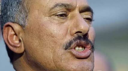 شهود عيان يؤكدون استهداف  منزل صالح والعسكر يطوقون المكان 