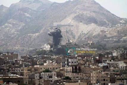  الطيران يقصف القصر الجمهوري ومعسكر الأمن الخاص شرق تعز والمليشيا تفجر منزل القاضي الشجاع بعد اختطافه