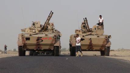 لواء عسكري مجهز بأحدث الدبابات والعربات يتوجه إلى قاعدة العند لحسم المعركة 