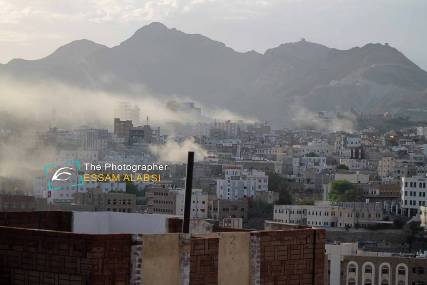 بالصور والفيديو: مليشيات الإنقلاب تحرق مدينة تعز بالمدفعية الثقيلة وسقوط شهيدين وعشرات الجرحى