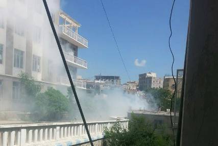 الحوثيون يستهدفون قسم "حمى الضنك" بمستشفى الثورة بتعز بعدة قذائف